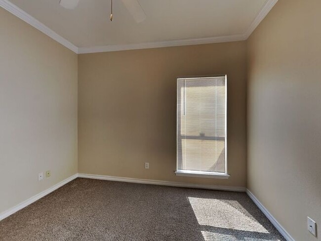 Building Photo - No Application Fee* $500 off first months ...