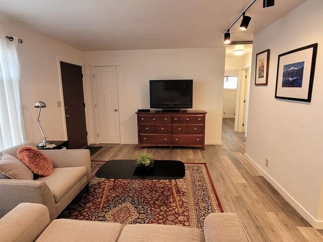 Building Photo - 824 NE 4th St