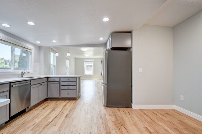 Building Photo - New Sunnyside House, Full Remodel, 2Bed/2Bath