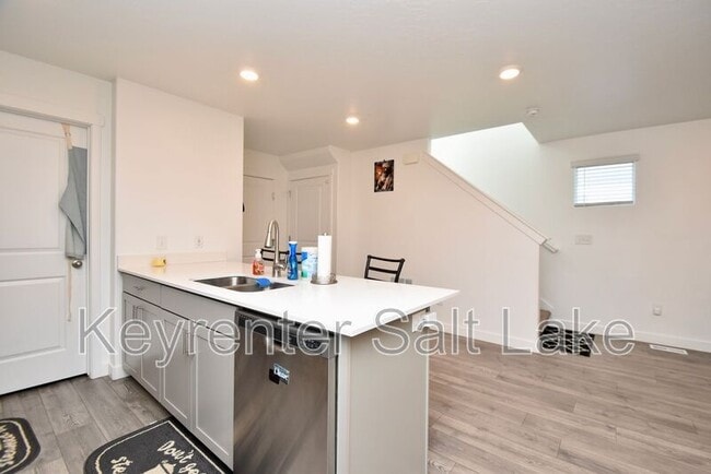 Building Photo - 555 N Willow Springs Ave