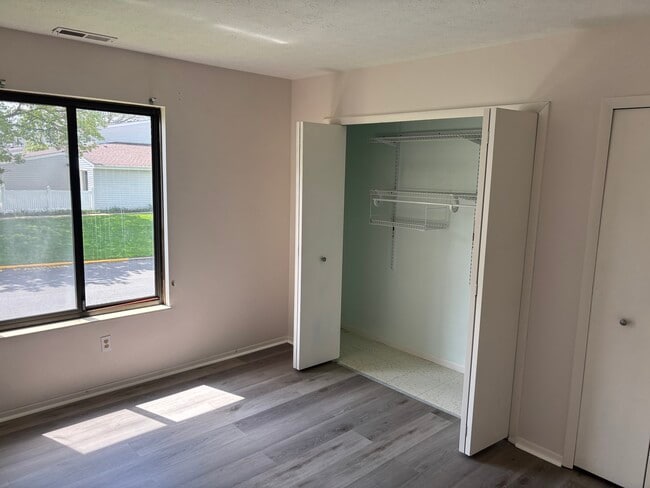 Building Photo - 250 Deepwood Dr