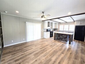 Building Photo - 215 Buffalo Way Dr