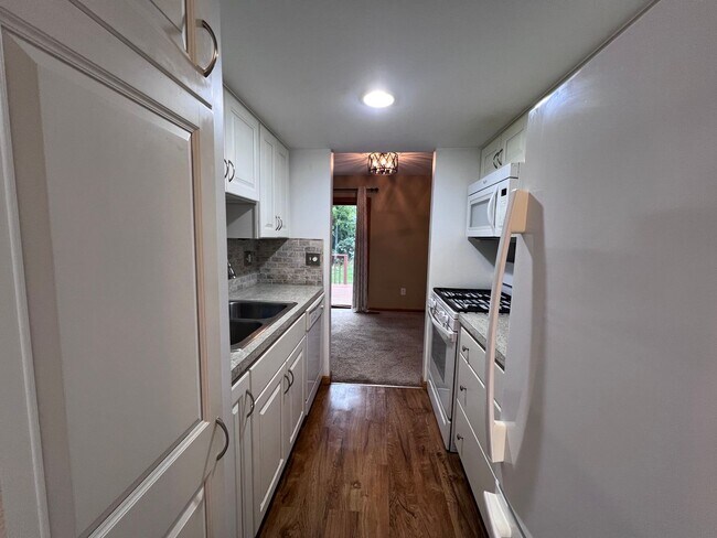 Building Photo - Forest Hills Condo!