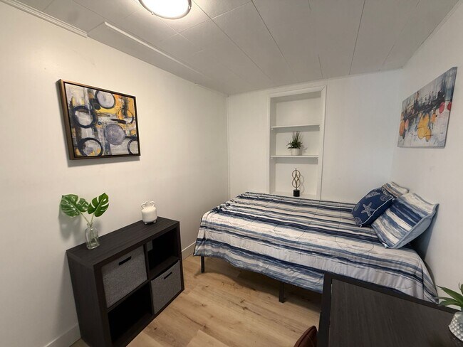 Building Photo - Affordable Private Guy Room in Avenues/University Area - Main Floor