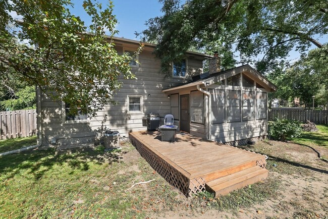 Building Photo - 1710 Shadyview Ln N
