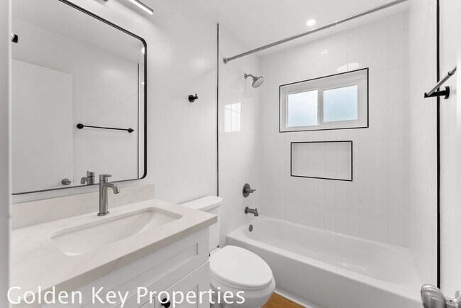 Building Photo - Welcome to your beautifully remodeled apartment in South Oceanside just a few blocks from the beach!