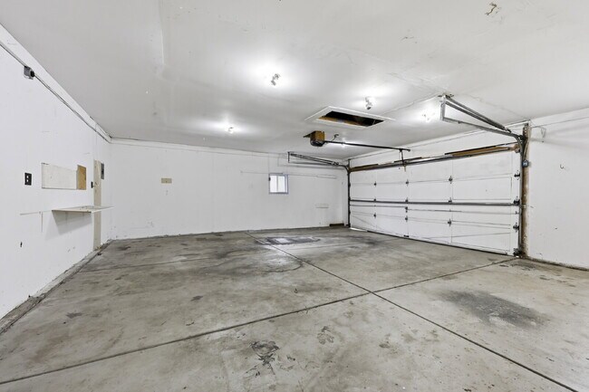 Building Photo - $2,595.95 - 3 Bed/2 Bath Home in Colorado Springs with Large backyard.