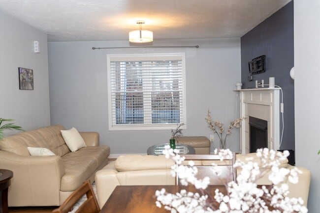 Building Photo - 129 Quinapoxet St