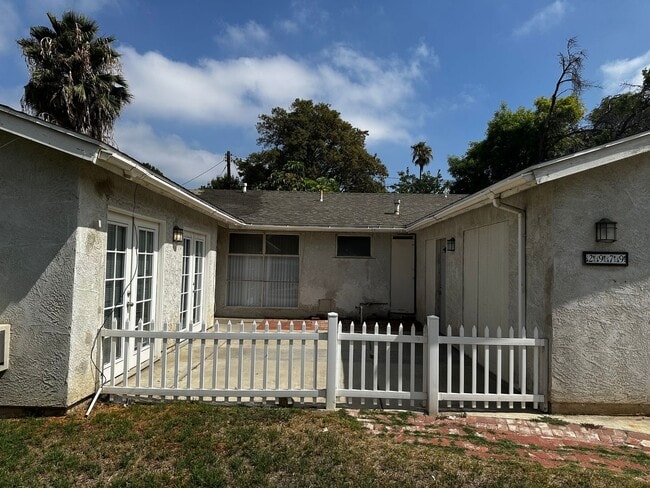 Building Photo - Riverside Home For Rent- 3 bedrooms!