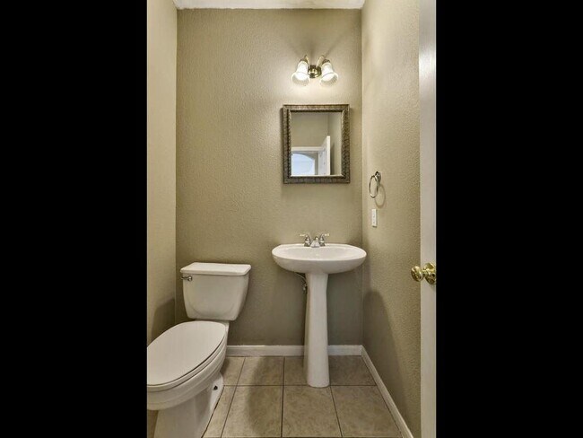 Building Photo - 1412 Briar Hill Dr