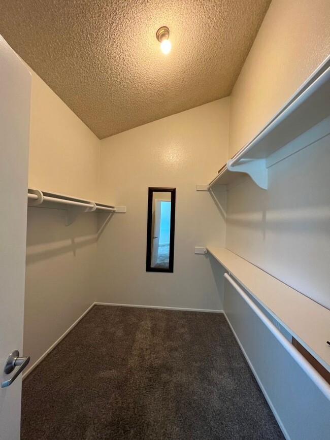 Building Photo - Newbury Park townhome w/3+2, en-suite, gar...