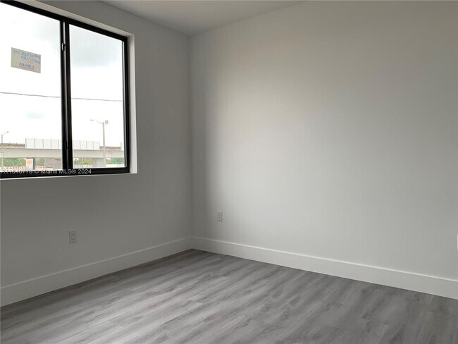 Building Photo - 859 E 24th St