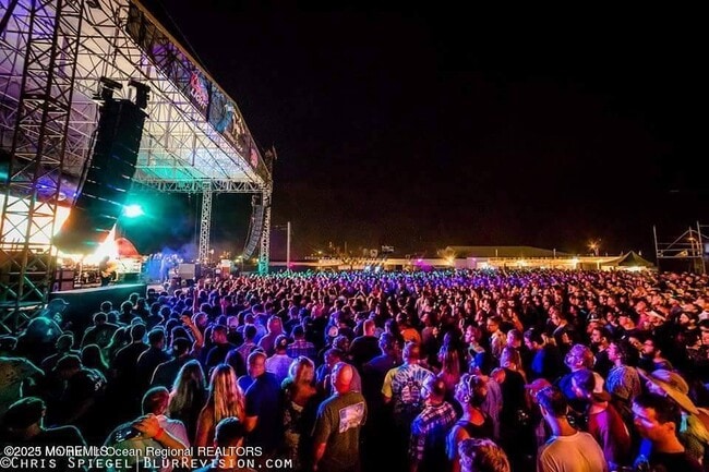 Building Photo - 400 Deal Lake Dr