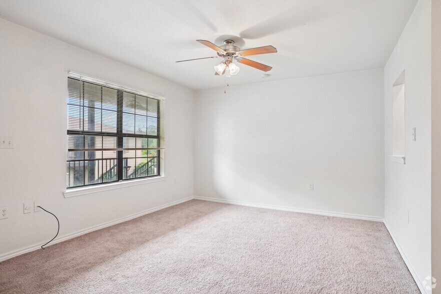 3BR, 2BA - 1,077SF - Dining / Living Room - Broadway Commons