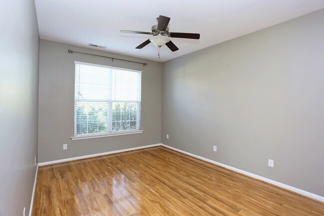 Building Photo - 915 Cinnamon Dr