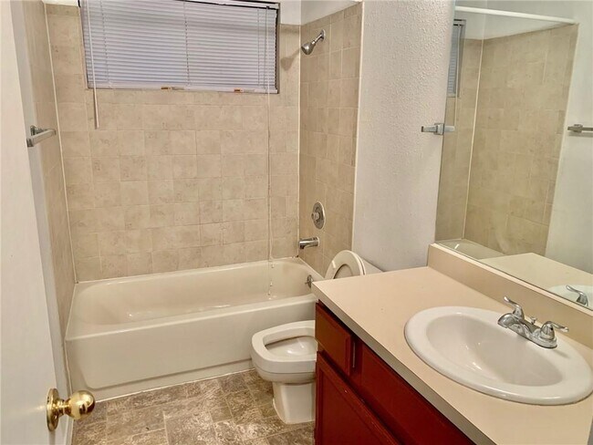 Building Photo - 1707 Honeysuckle Ln