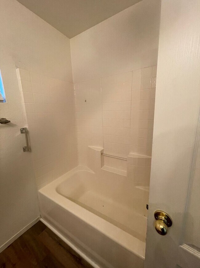 Building Photo - Beautiful 3 bedroom and 2 bath home ready for move in.