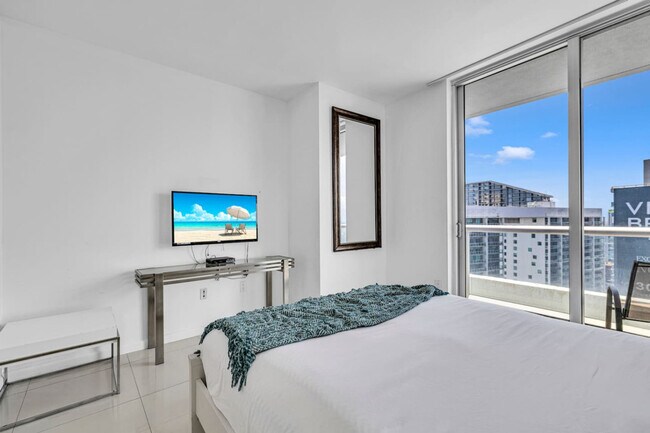 Building Photo - 485 Brickell Ave