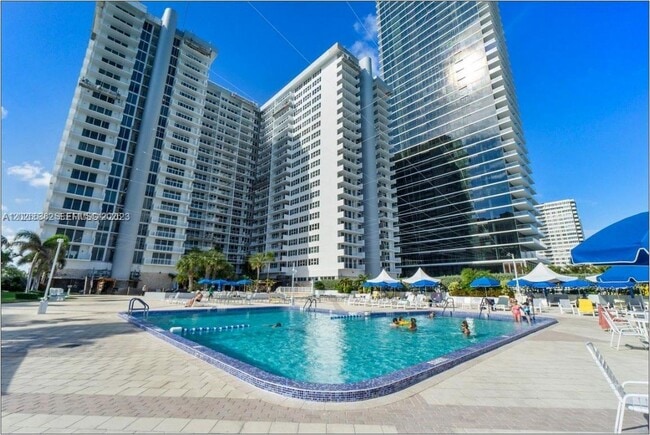 Building Photo - 2030 S Ocean Dr