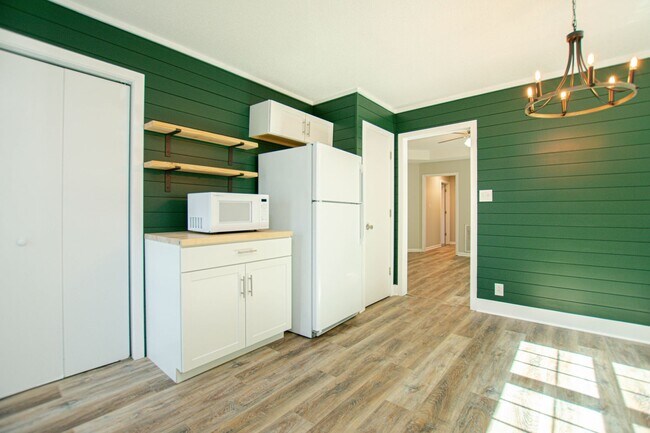 Building Photo - Updated Three Bedroom!