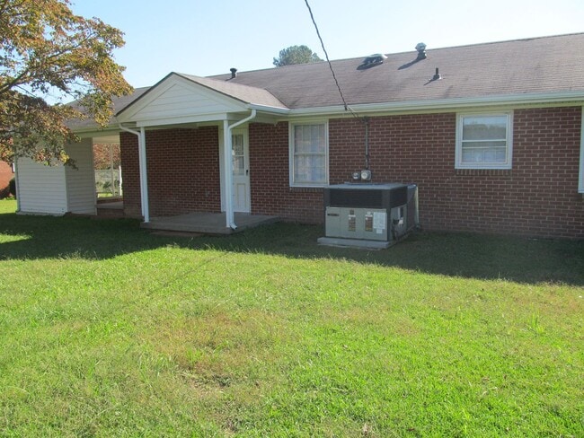 Building Photo - 3 Bed 1 Bath Brick Ranch