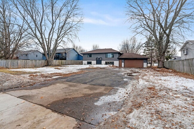 Building Photo - "Charming 4-Bedroom Home with Granite Elegance in Lino Lakes – 2584 Sq Ft of Comfort!"