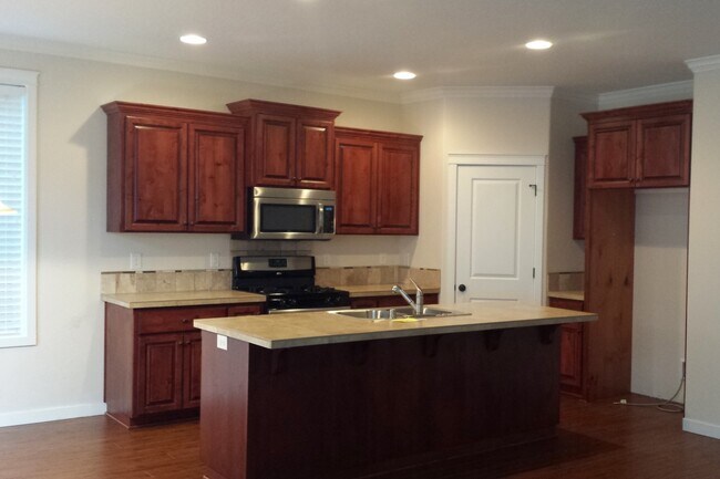 Building Photo - Spacious & Beautiful Home in Great Locatio...