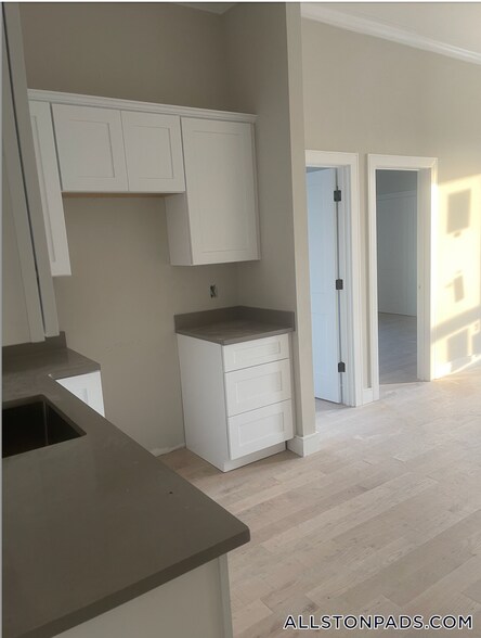 Building Photo - 16-18 Highgate (Roomate Rental) St.