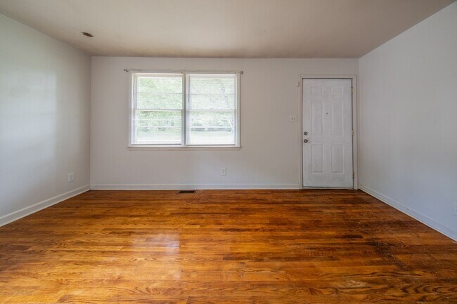 Building Photo - 3-bedroom, 1-bath home with a fully fenced-in yard!