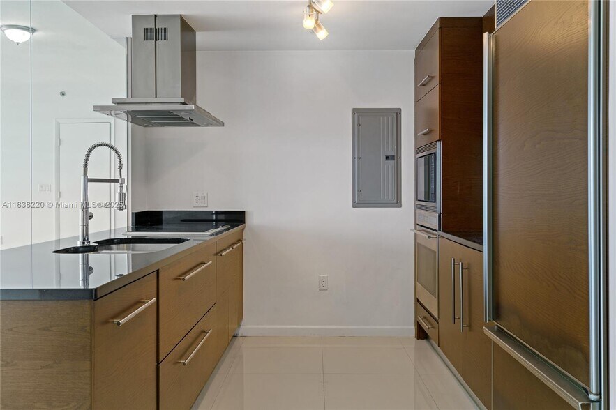 Building Photo - 495 Brickell Ave