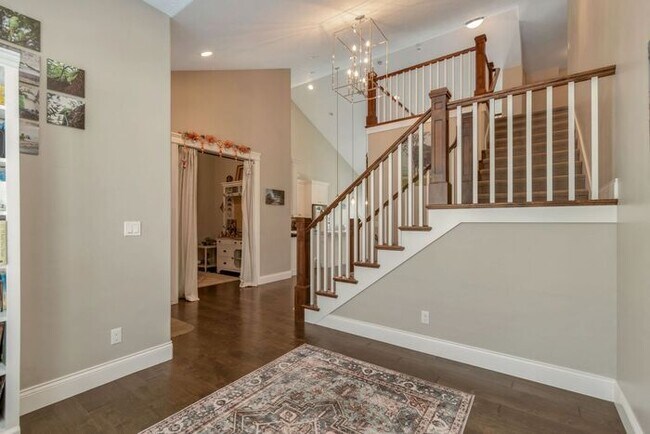 Building Photo - Upmarket Townhouse in Sought After Holladay City