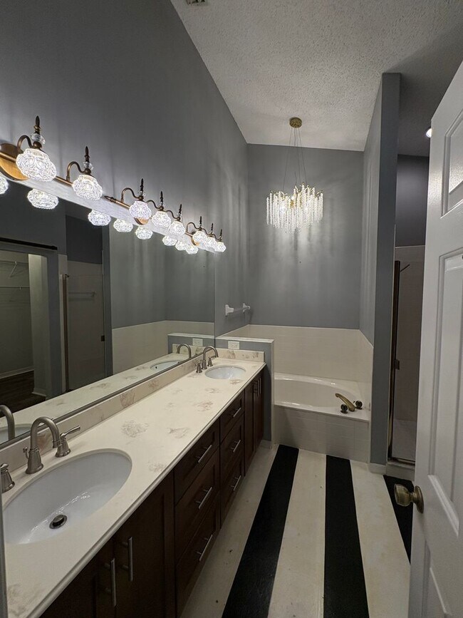 Building Photo - 3/2 with 2 car garage in great Vero Beach location!