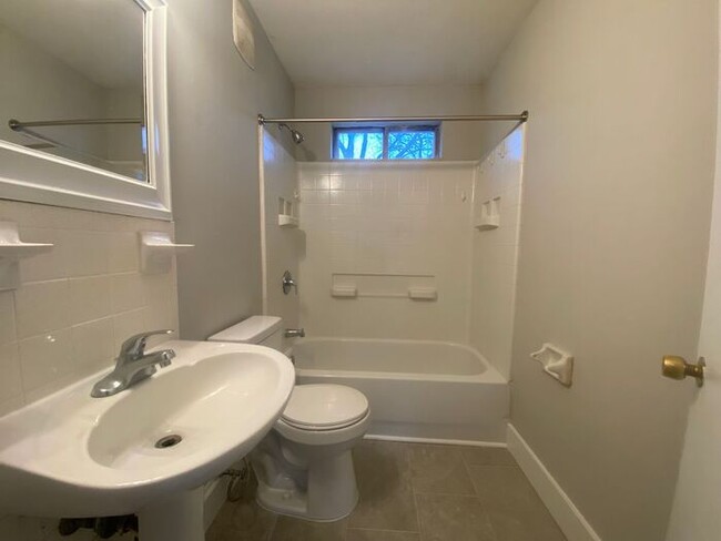 Building Photo - FOR RENT!!! 3 Bedroom House - Large Fenced...