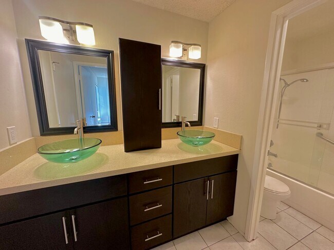 Building Photo - $500 OFF FIRST MONTH RENT - 1 Bed 1 Bath Available in Watergate Complex of Emeryville!!!