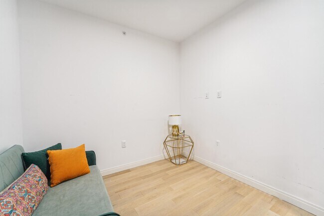 Building Photo - 160 1st St