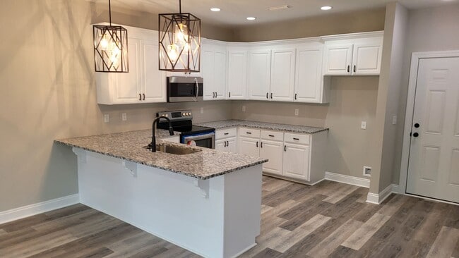 Building Photo - FULLY FURNISHED DUPLEX! 3BED 2BATH! ~ AVAL...