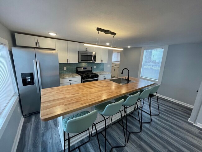 Building Photo - 627 Hawley Ave
