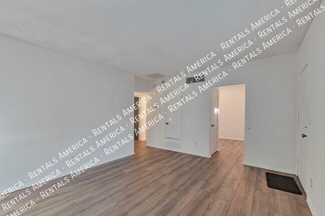 Building Photo - 749 E 6th St