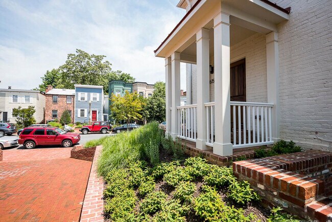 Building Photo - 616 D St SE