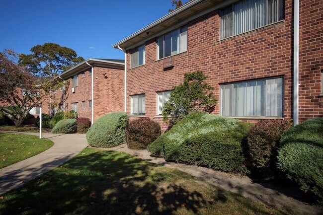Primary Photo - 11 S Saxon Ave