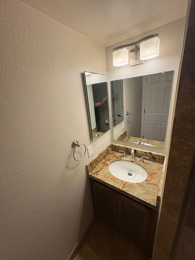 Building Photo - READY TO VIEW NOW! Beautiful 2 Bed/2 Bath ...