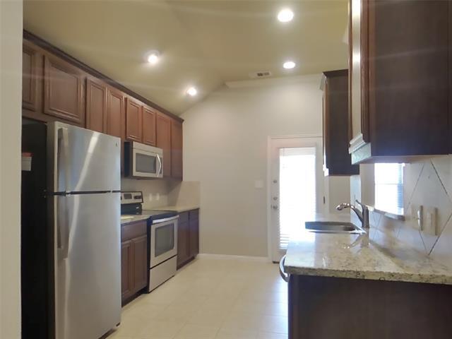 Building Photo - 332 Valley Dr