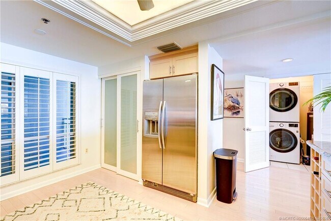 Building Photo - 184 NE Edgewater Dr