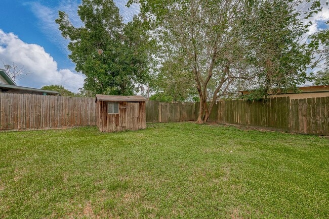 Building Photo - For Lease | 3 Bed, 1 Bath | 1,199 Sq Ft | East End Houston