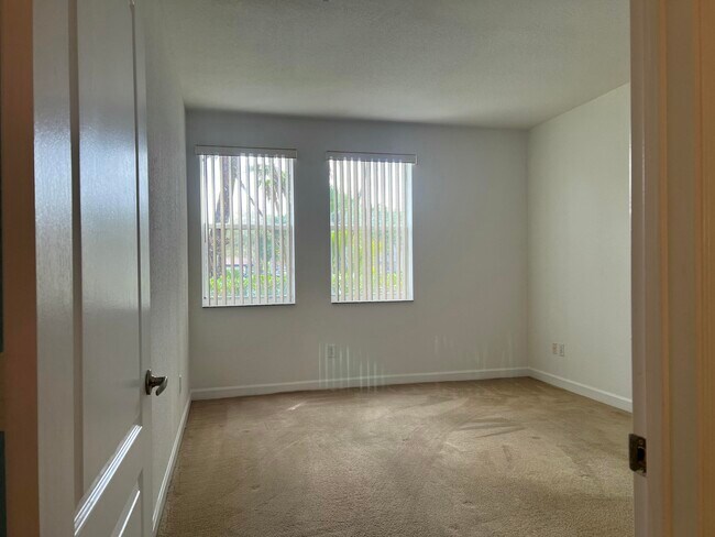 Building Photo - 150 Jacaranda Country Club Dr