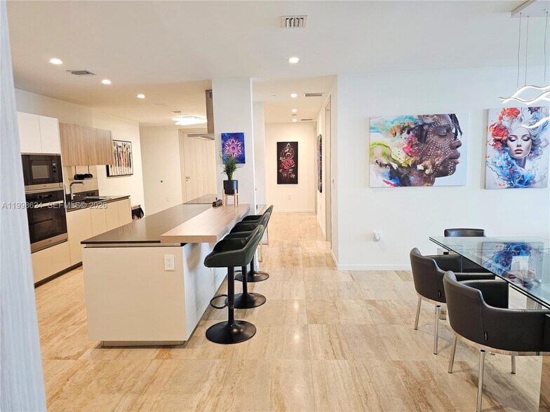Building Photo - 1000 Brickell Plz