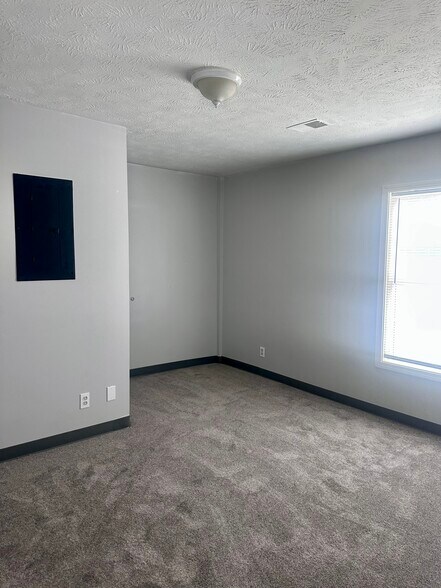 Building Photo - 930 Shelby Pkwy