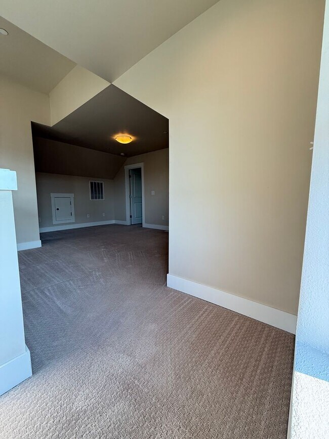 Building Photo - Modern 4 Bed, 3.5 Bath Lynnwood Home – Pri...
