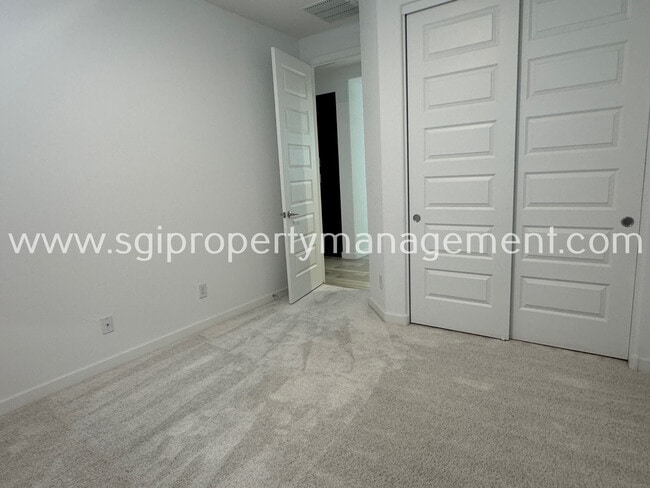 Building Photo - 16949 W Evergreen Rd