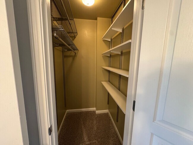 Building Photo - Available Now! 2 Bed/2 Bath in The Woodlands!